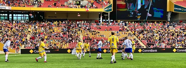 弗兰克：防守型教练？我带的队进球挺多的；庆幸自己不碰社媒